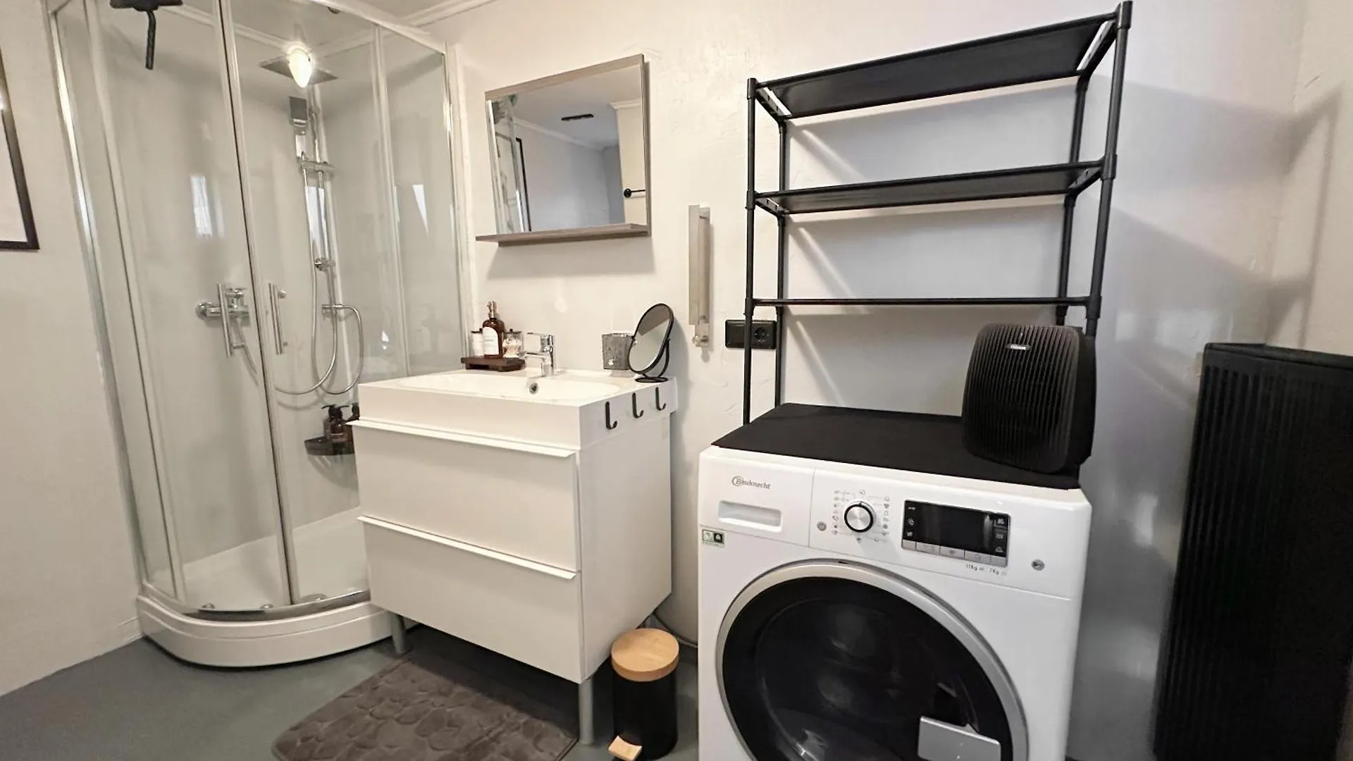 Cozy Central 3 Zimmer Apartment Fuer Bis Zu 8 Gaeste Memmingen 0*,  Germany